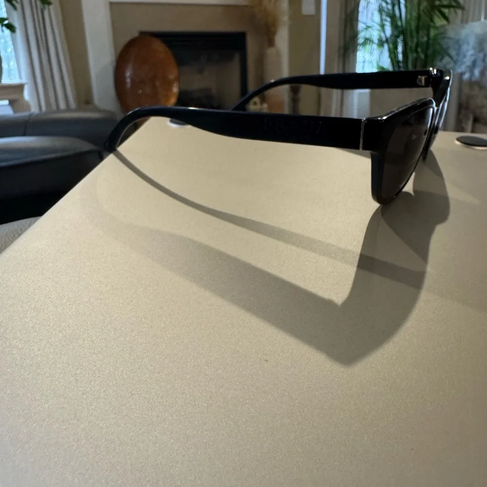 Stylish Black Sunglasses - Picture 4 of 13